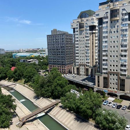Квартира В Центре Алматы Esterno foto