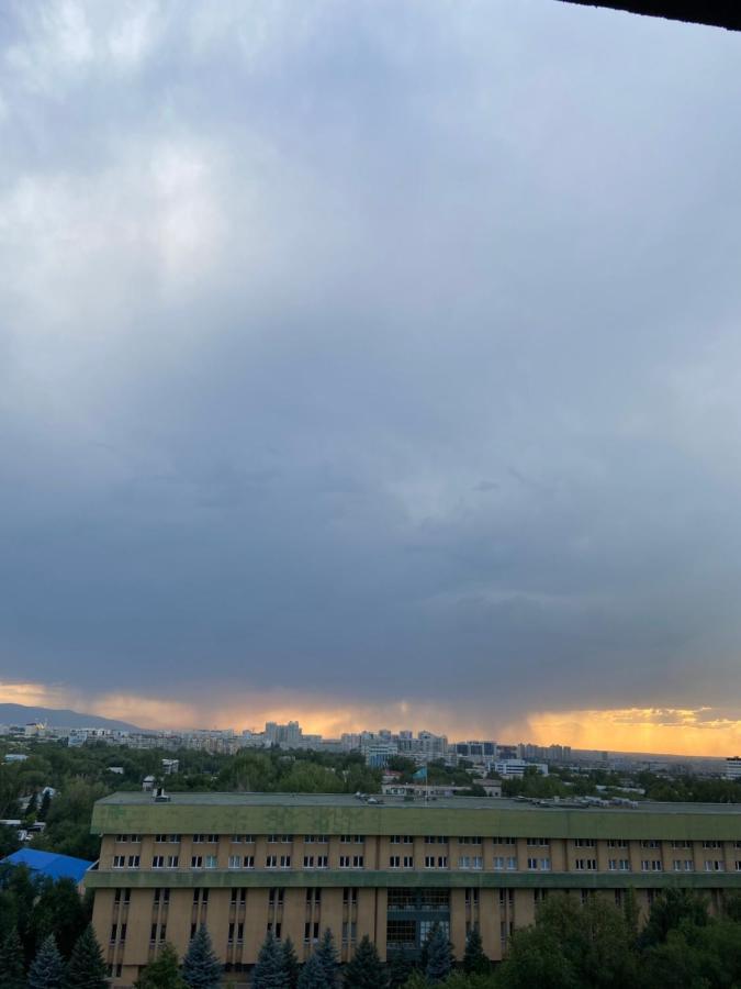 Квартира В Центре Алматы Esterno foto