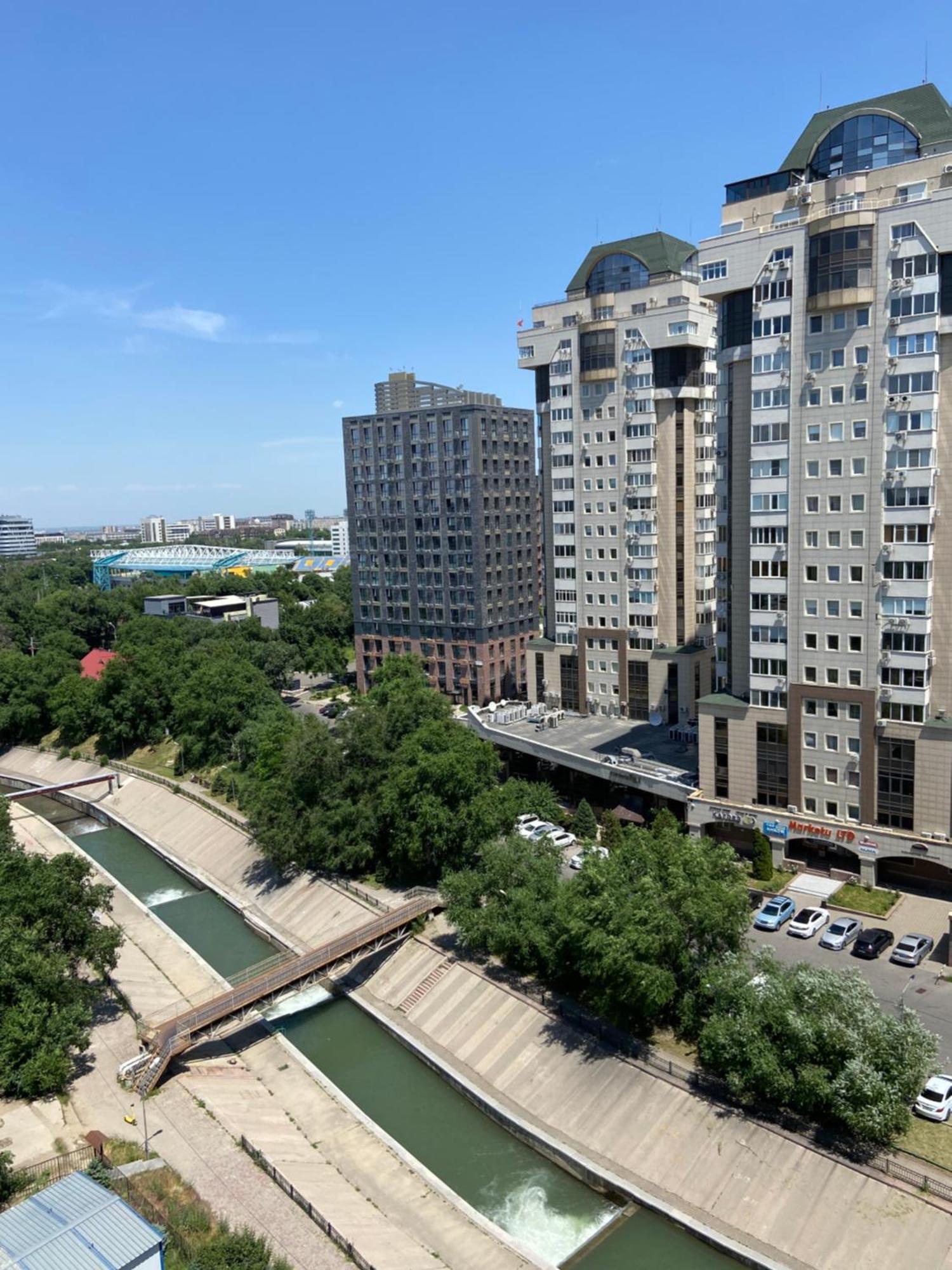 Квартира В Центре Алматы Esterno foto